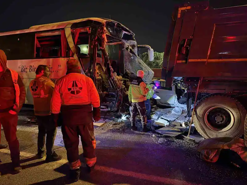 Sakarya'da TEM Otoyolunda zincirleme kaza: Bir kişi yaşamını yitirdi, 19 kişi yaralandı.