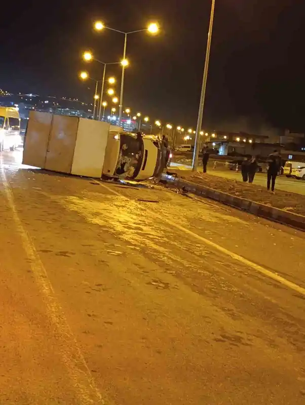 Siirt'te kamyonet ile hafif ticari araç kaza yaptı: 2 kişi yaralandı.