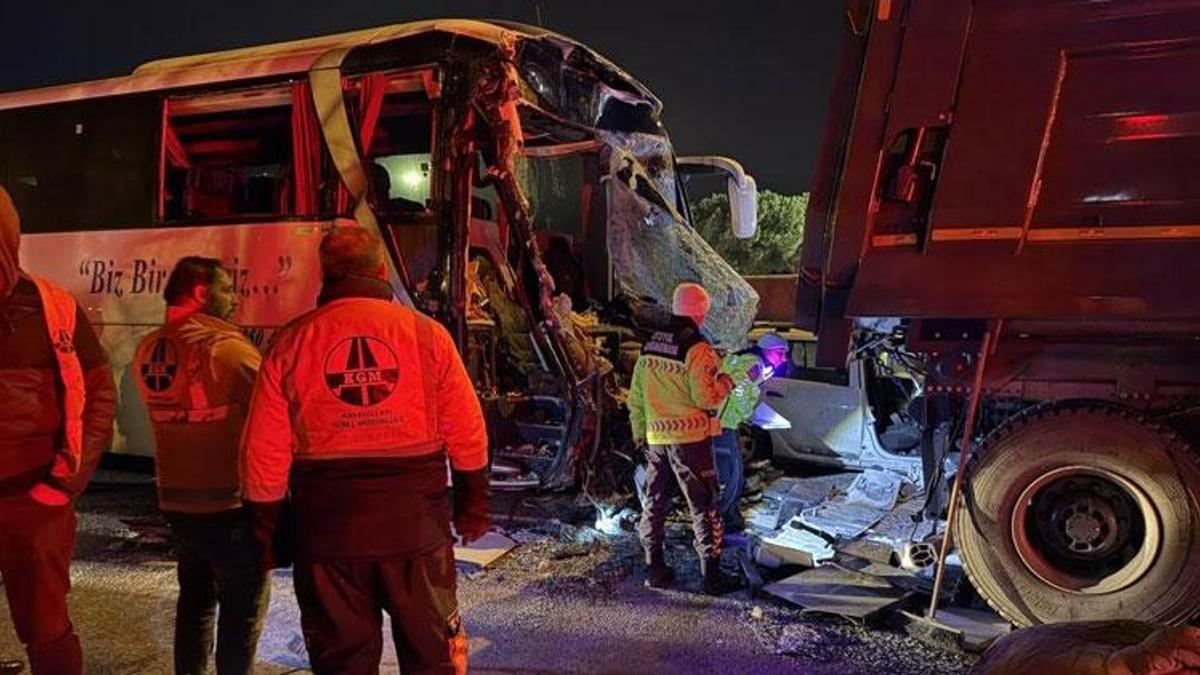 TEM Otoyolunda trajik kaza: Bir kişi hayatını kaybederken 27 kişi yaralandı.