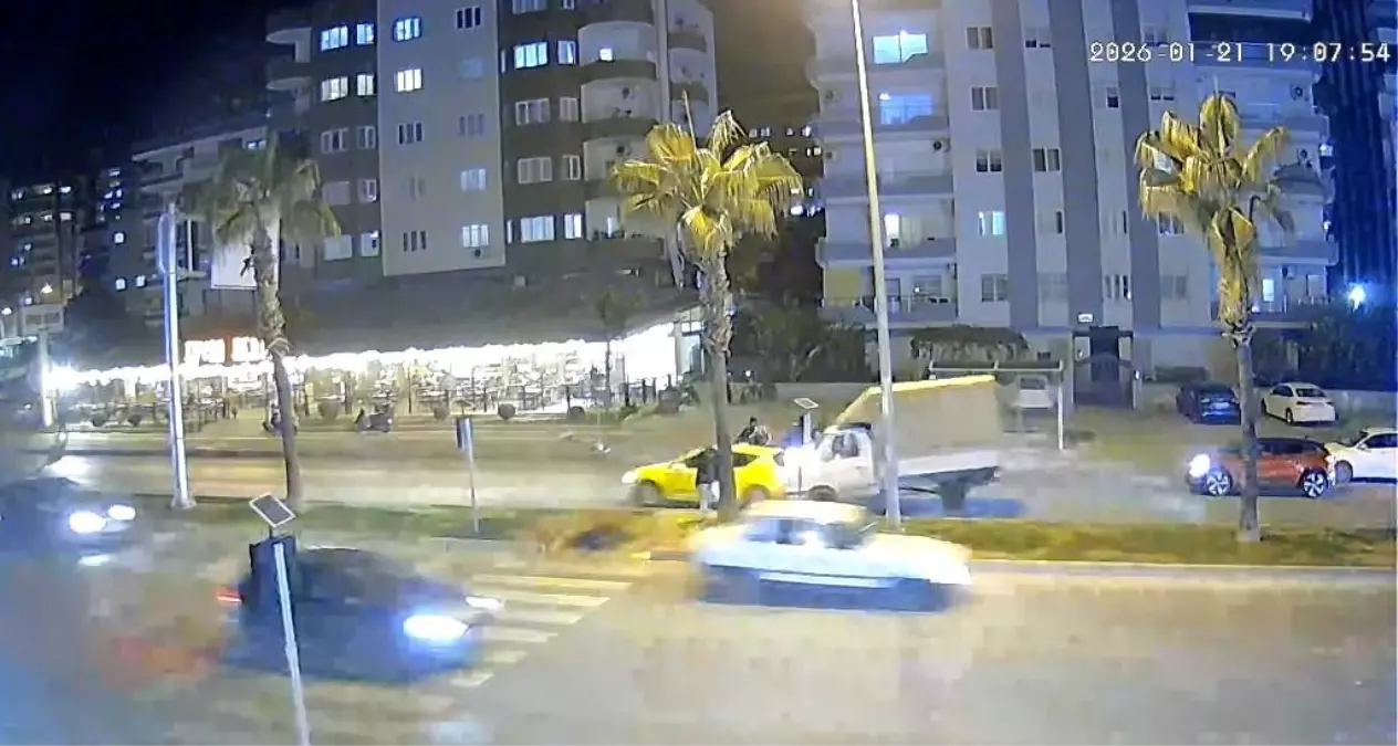 Yayaya yol vermeye çalışırken ardı ardına kaza meydana geldi.