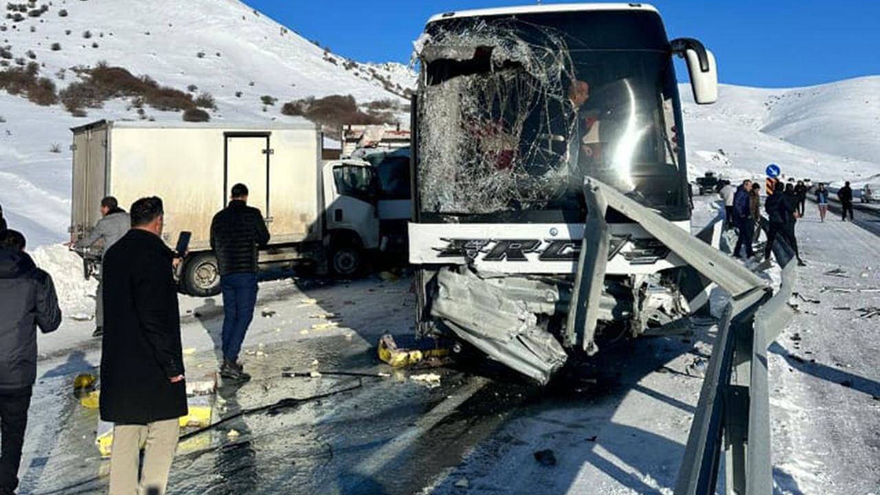 Zincirleme kaza Ağrı'da 6 kişiyi yaraladı.