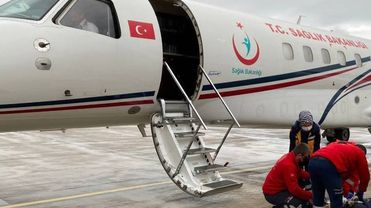 Ambulans uçak ile Türkiye'ye taşındı.