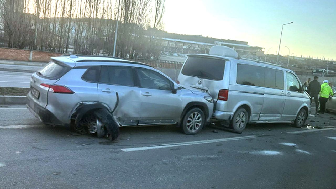 Ankara yolu buzlanma sebebiyle kaza yaptı