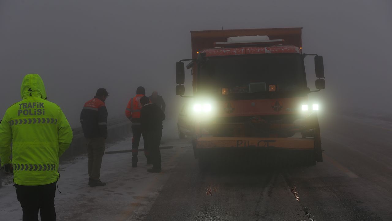 Hatay'da kar yağışı sebebiyle meydana gelen trafik kazasında 6 kişi yaralandı.