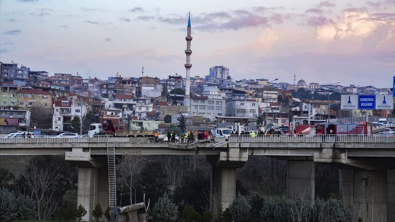 İzmir'de endişe verici bir trafik olayı: İş makinesi taşıyan tır viyadükten düştü, 3 kişi yaralandı.