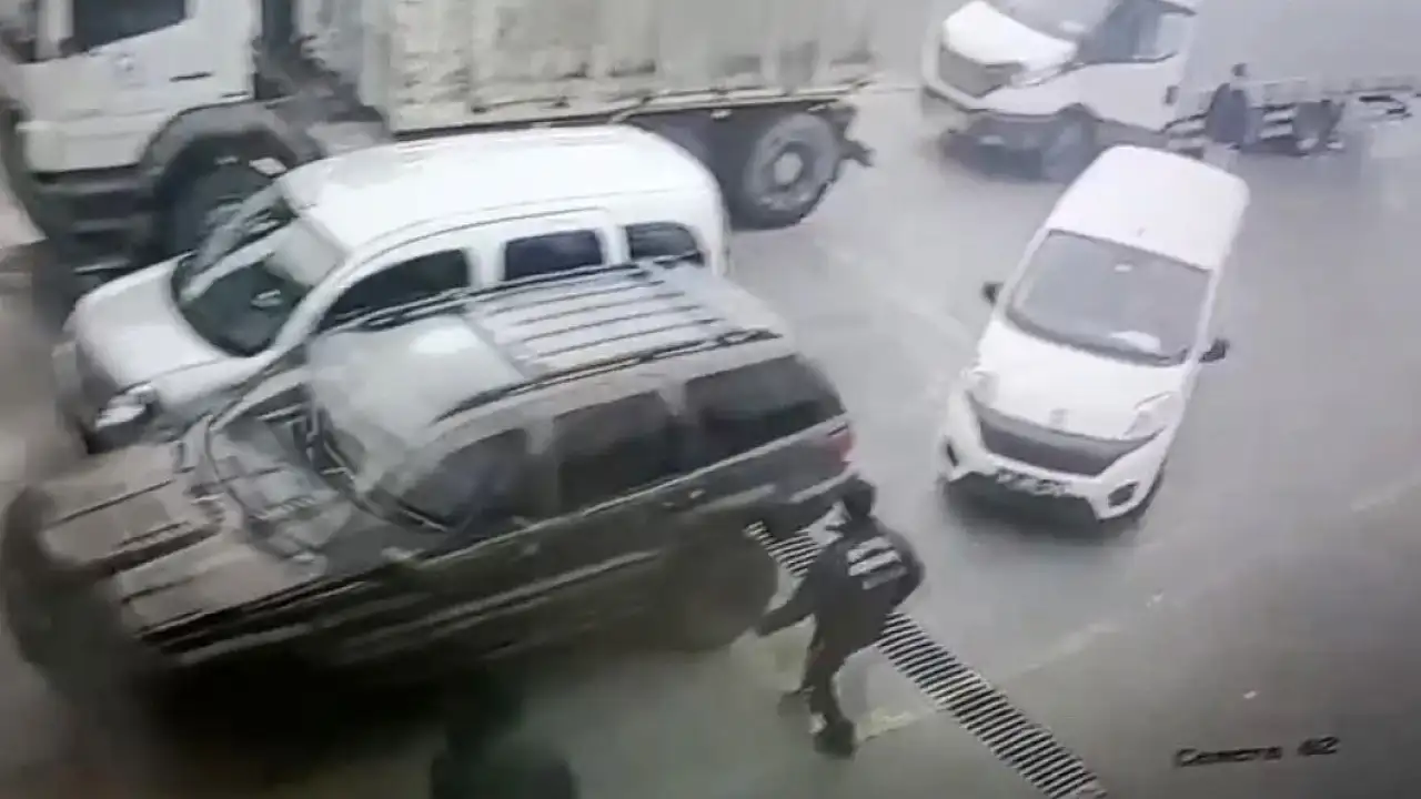 Kaza sonucu 3 araç muayene istasyonunda zarar gördü.