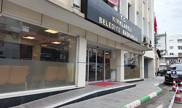 Kırklareli Belediye binası önünde gece saatlerinde trafik kazası oldu.