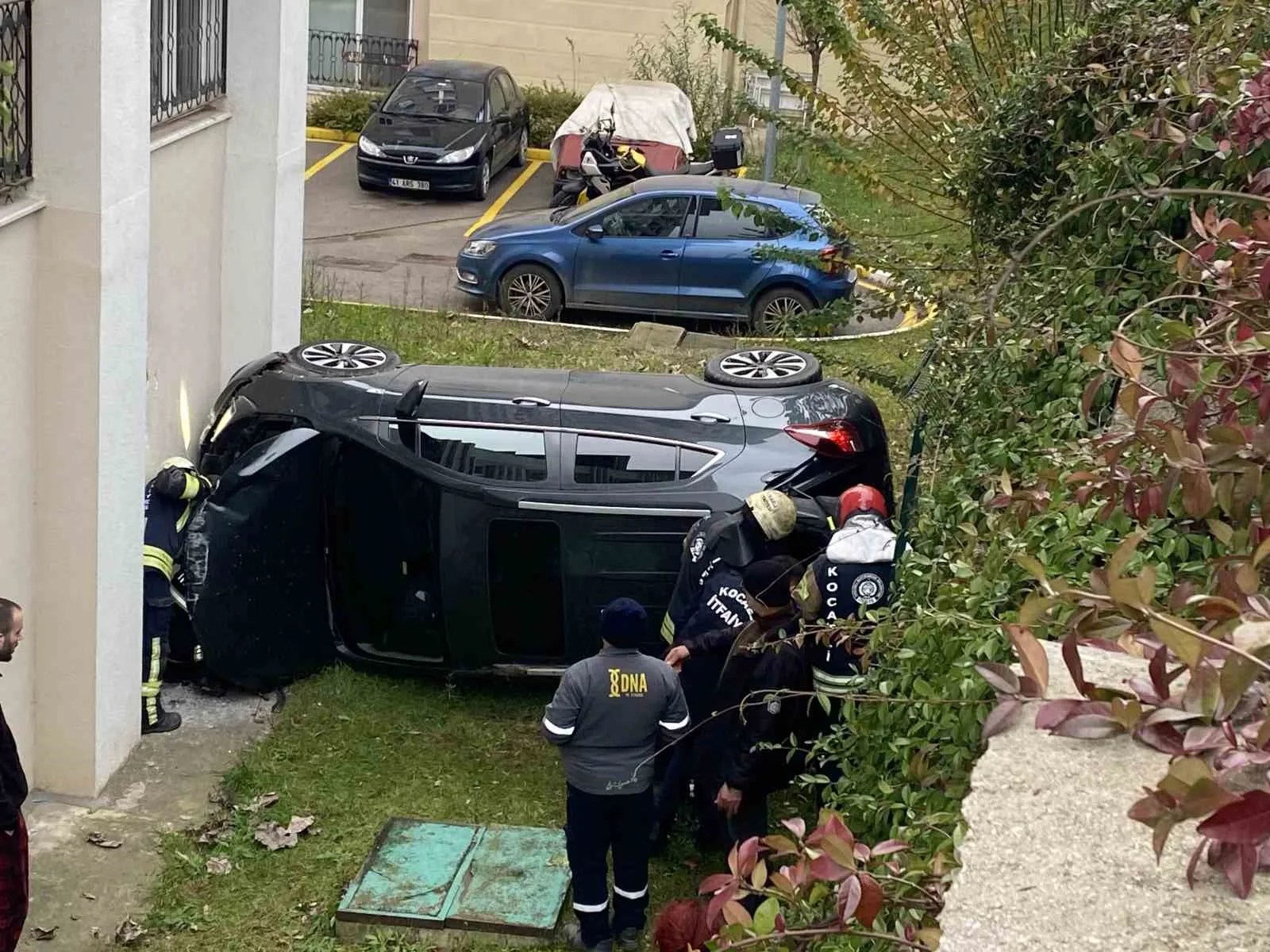 Kocaeli'de Korkutan Kaza: İstinat Duvarına Çarpan Araçta Anne ve Kızı Yaralandı