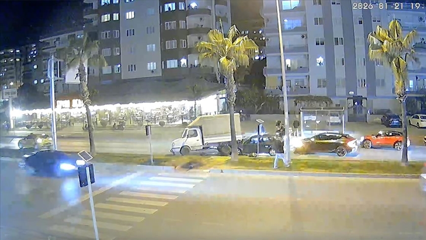 Mersin'de görüntülendi: 4 araç zincirleme kaza yaptı.