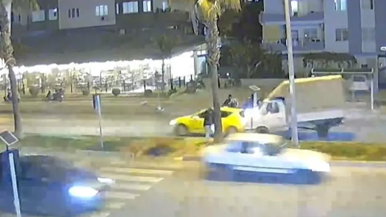 Mersin'deki zincirleme kaza güvenlik kamerasında oldu.