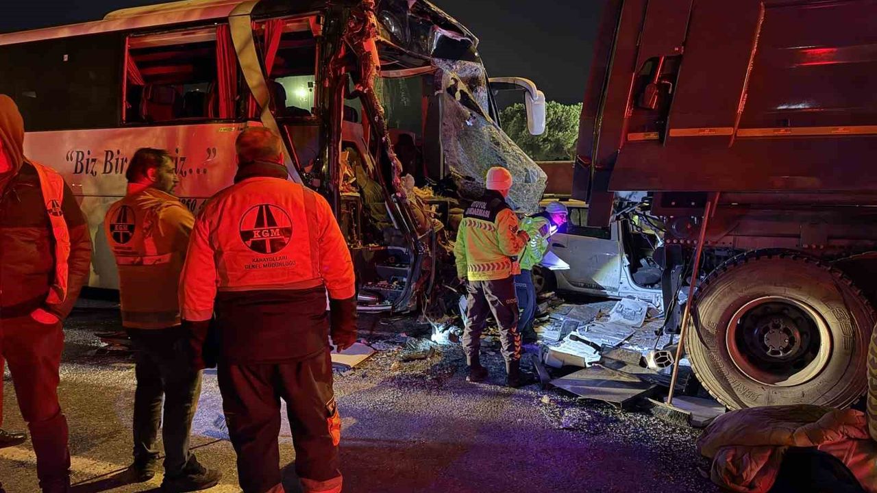 Sakarya'da TEM Otoyolu'nda büyük bir kaza: Bir kişi hayatını kaybetti, 19 kişi yaralandı.