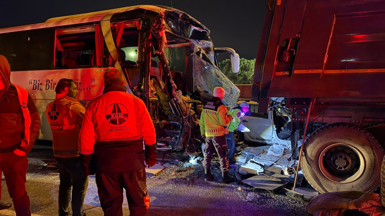 Sakarya'da trajik kazada 1 kişi hayatını kaybetti, 3'ü ağır olmak üzere 27 kişi yaralandı.
