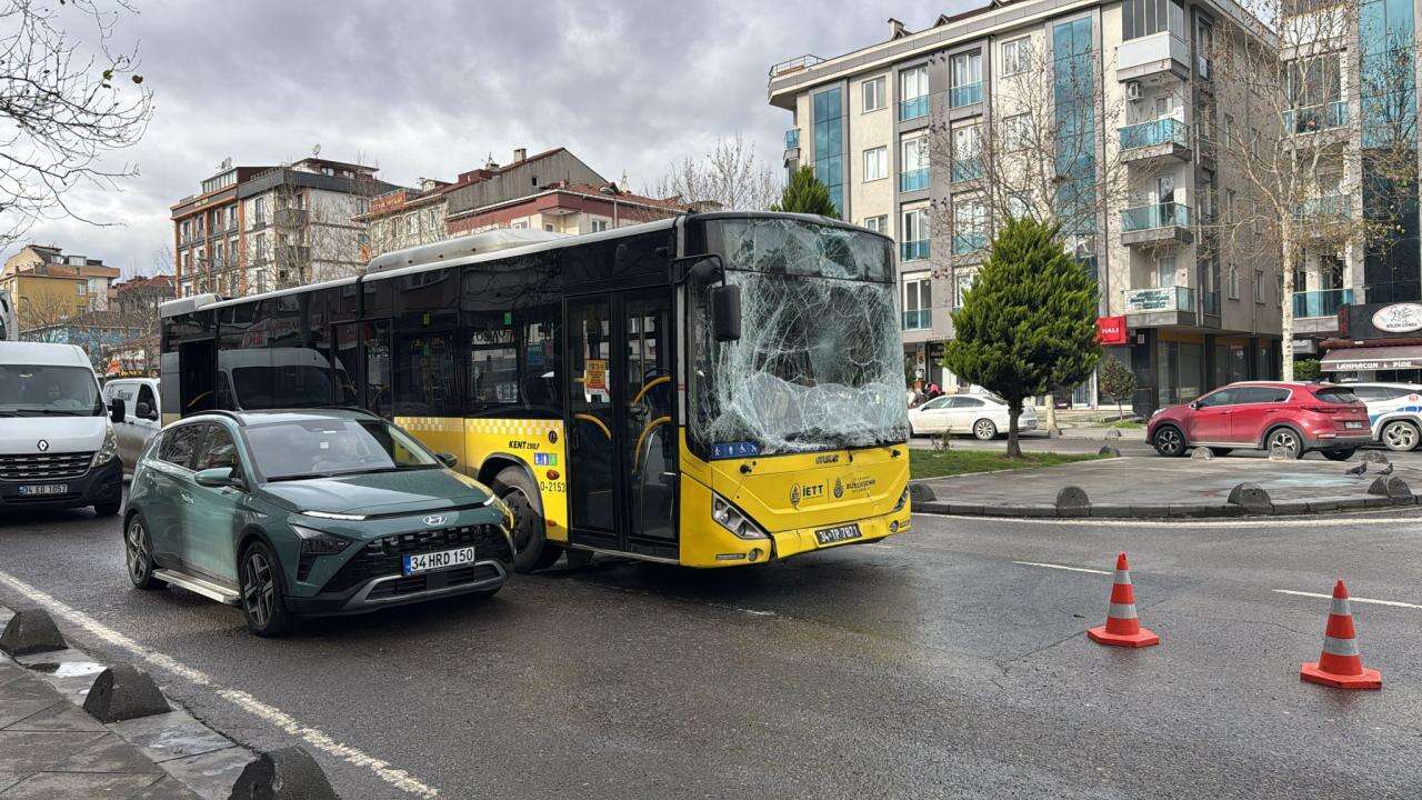Sancaktepe'de ardışık trafik kazasında 5 kişi yaralandı.