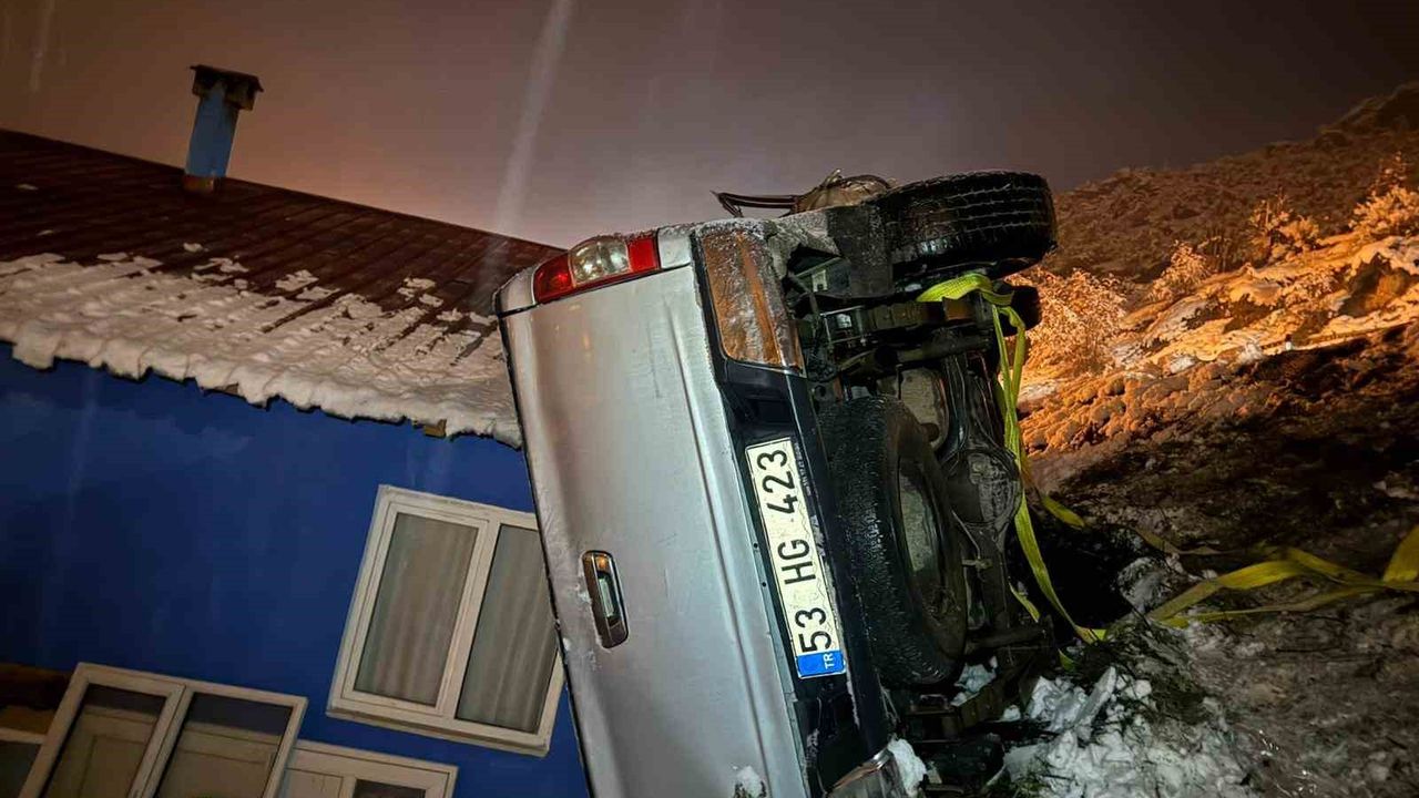 Ardanuç'ta Trafik Kazasında 1 Kişi Hayatını Kaybetti, 1 Kişi Yaralandı.