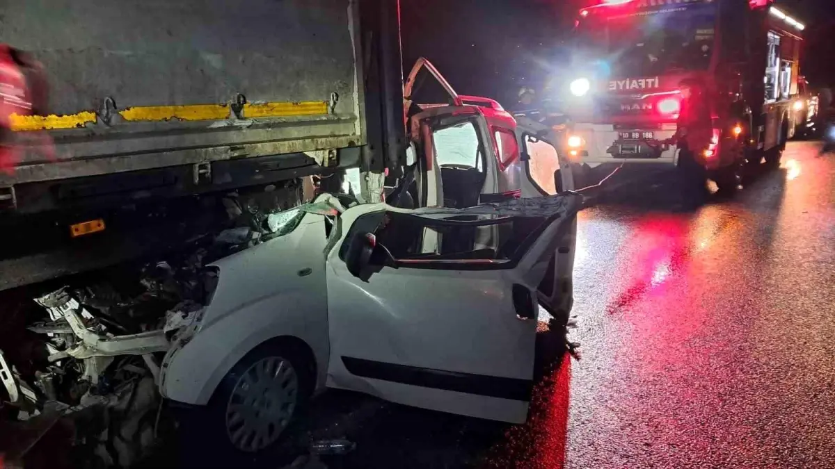 Balıkesir'de trafik kazası: Araç, tıra çarptı.