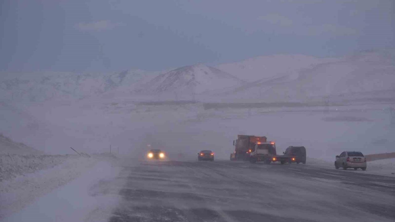 Erzurum-Artvin karayolunda kar fırtınası nedeniyle 6 araç kaza yaptı.