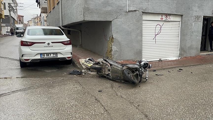 Eskişehir'de hafif ticari araçla kaza yapan motosiklet sürücüsü ciddi şekilde yaralandı.