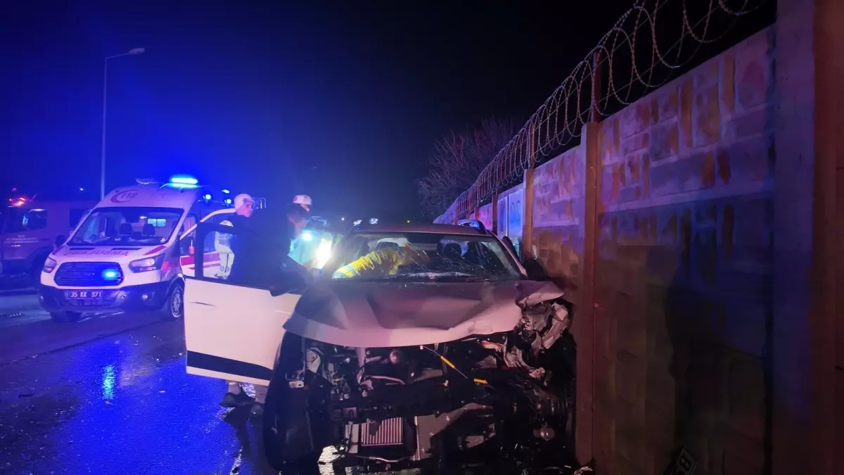 Foça'da 6 kişinin yaralandığı trafik kazası meydana geldi.