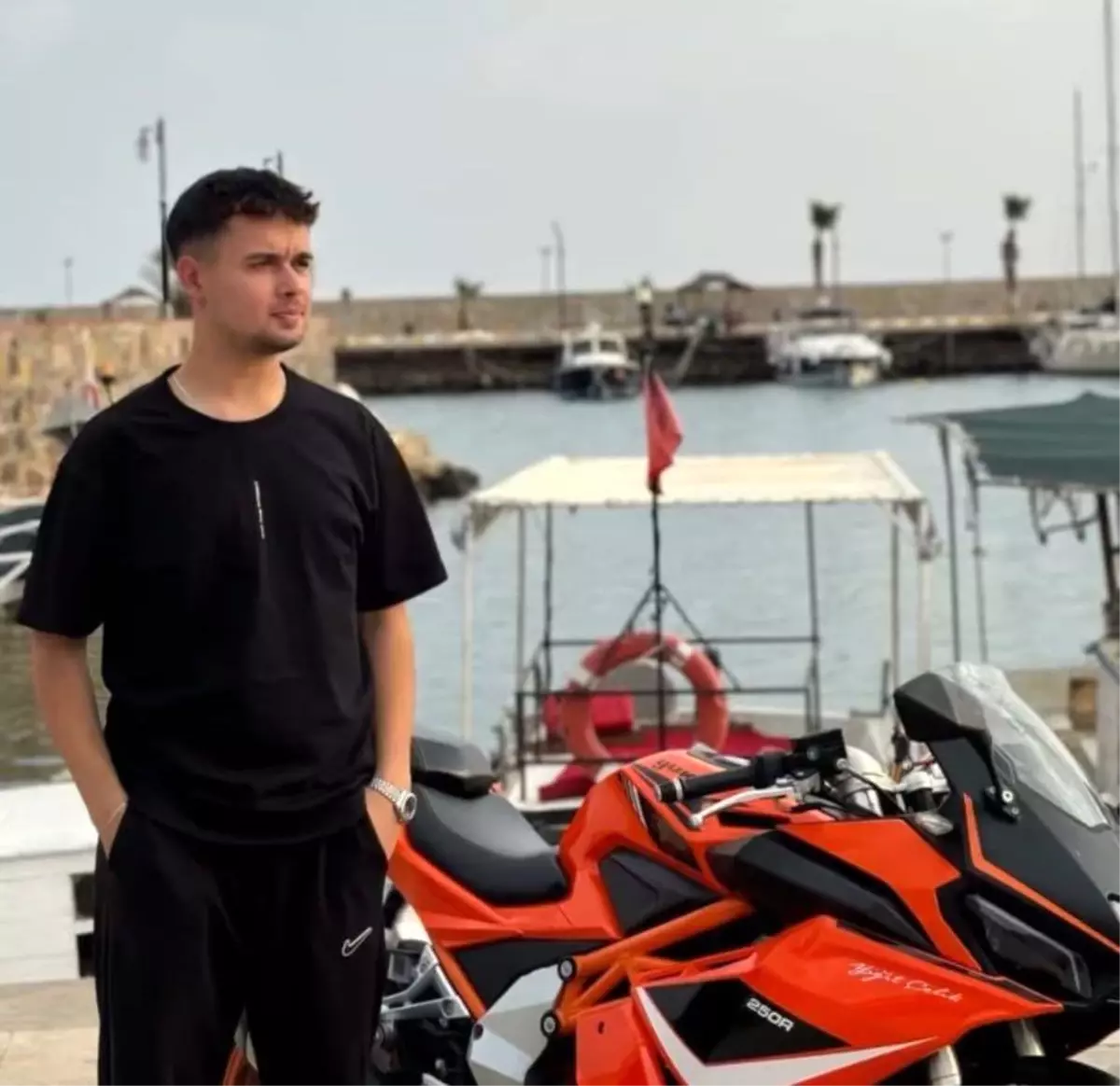 Genç bir kişi Mersin'de motosiklet kazasında yaşamını yitirdi.