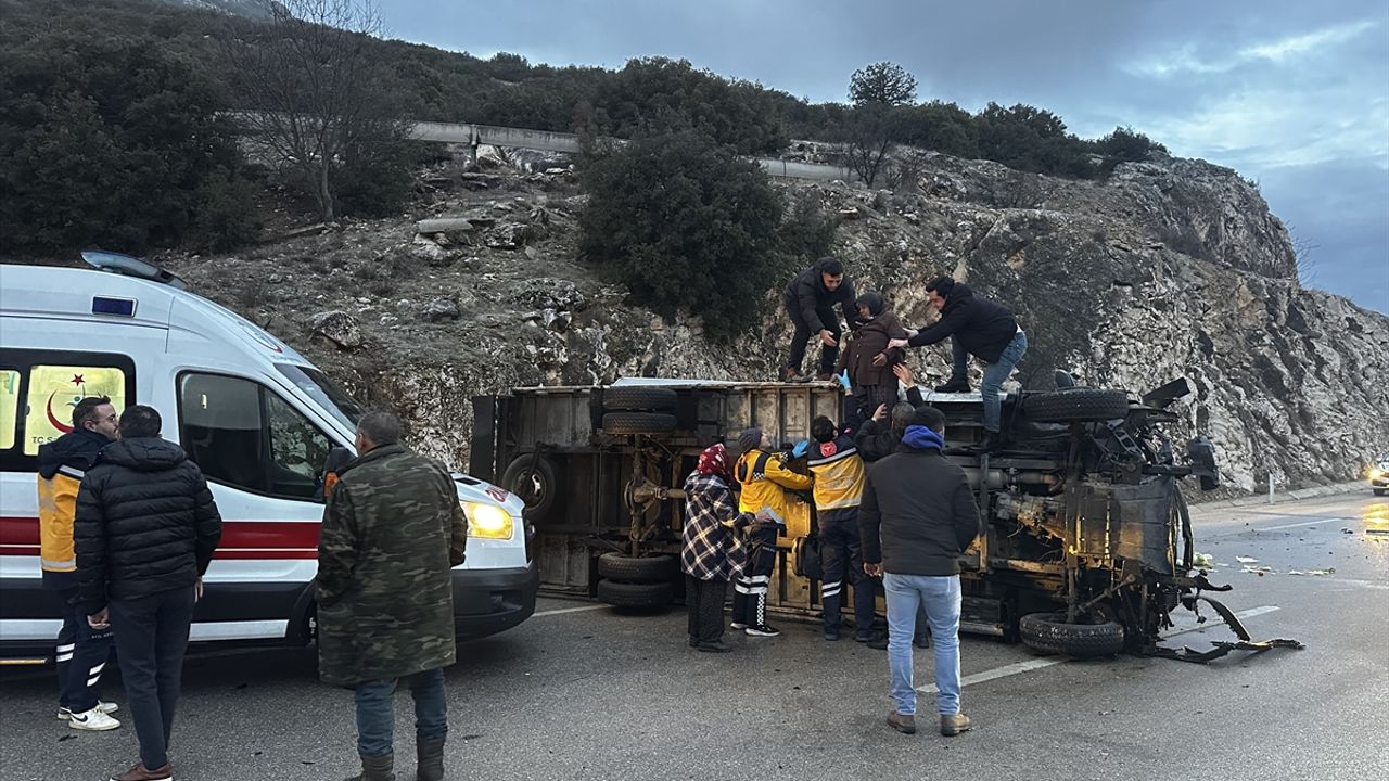 Isparta'da sebzelerle dolu bir kamyonetin devrildiği trafik kazasında 3 kişi yaralandı.
