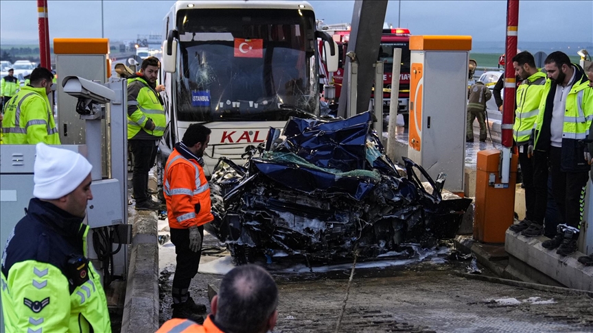İstanbul'da otobüsün çarptığı araçta 2 kişi hayatını kaybetti.
