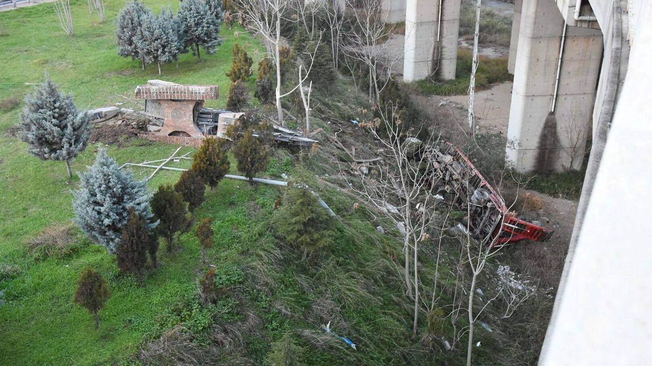 İzmir'de korkunç kaza: Viyadükten TIR düştü!