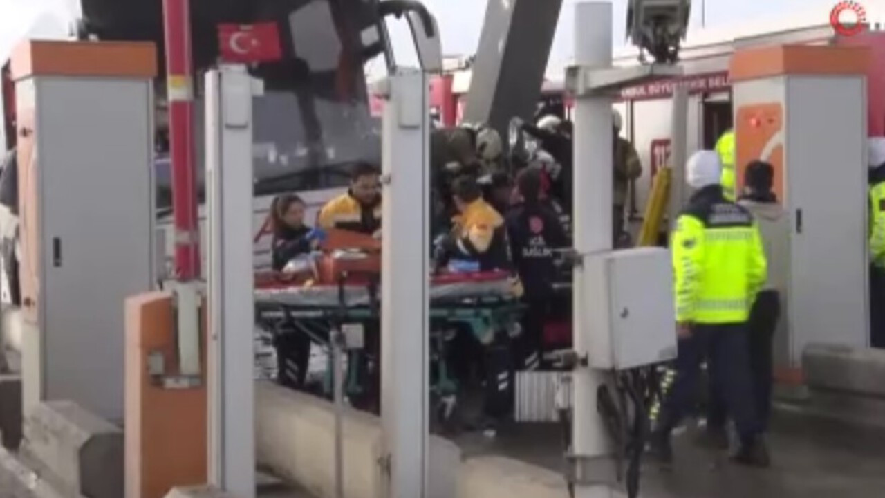 Kınalı gişelerinde kaza: Otobüs içerisinde mahsur kalanlar var