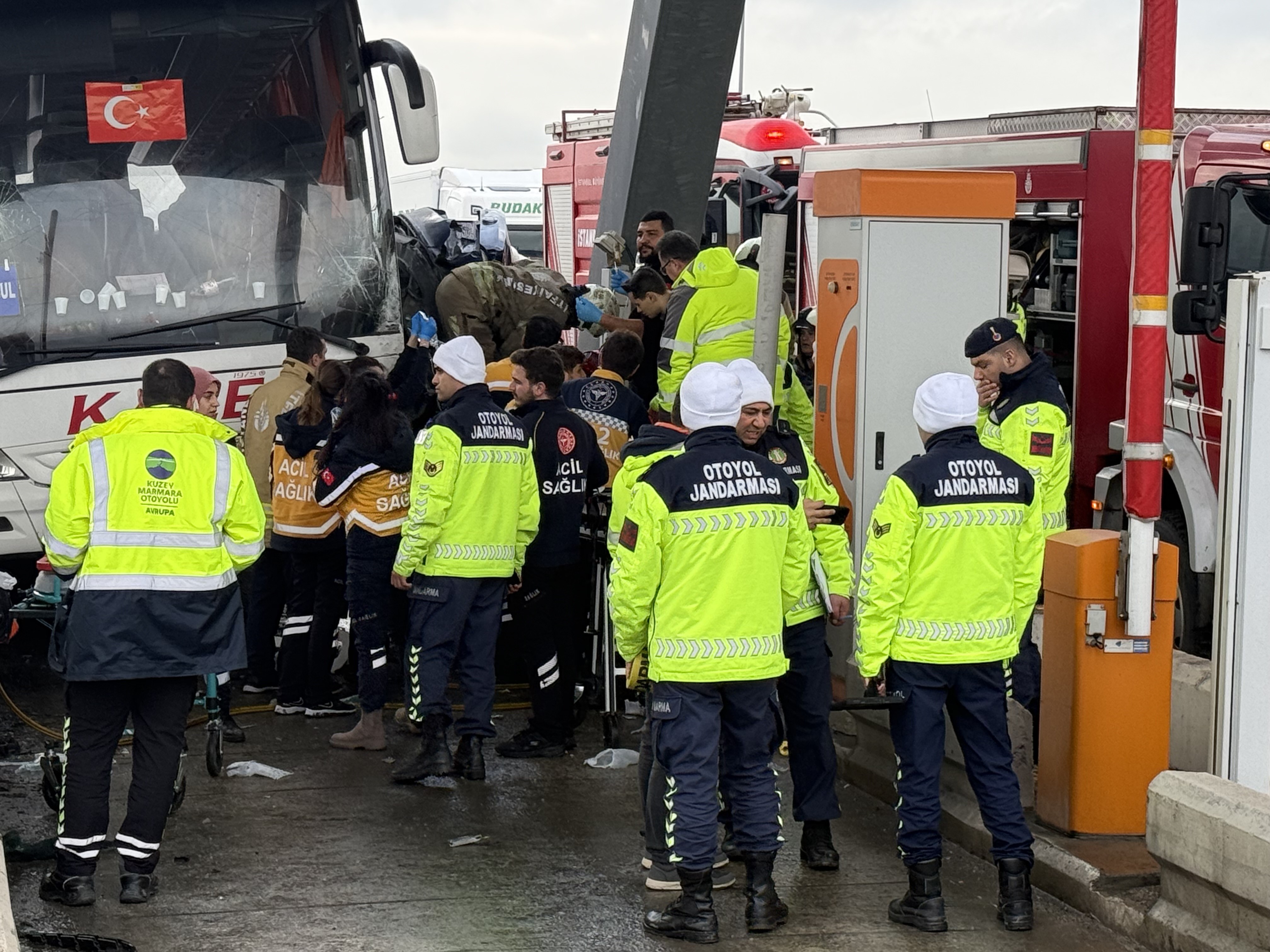 Silivri'de trajik kaza: Araç gişe ile otobüs arasında sıkışarak 2 kişinin ölümüne neden oldu.