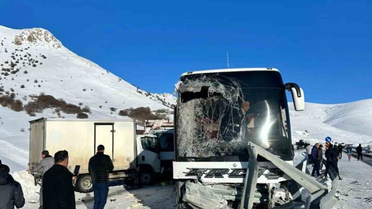 Tutak'ta trafik kazasında çok sayıda kişi yaralandı.