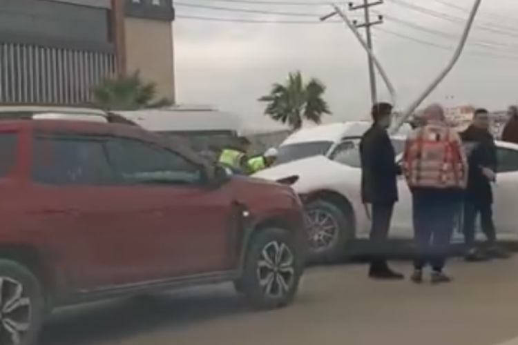 Bursa'da milyonluk araç kaza yaparak trafik kilitlendi!