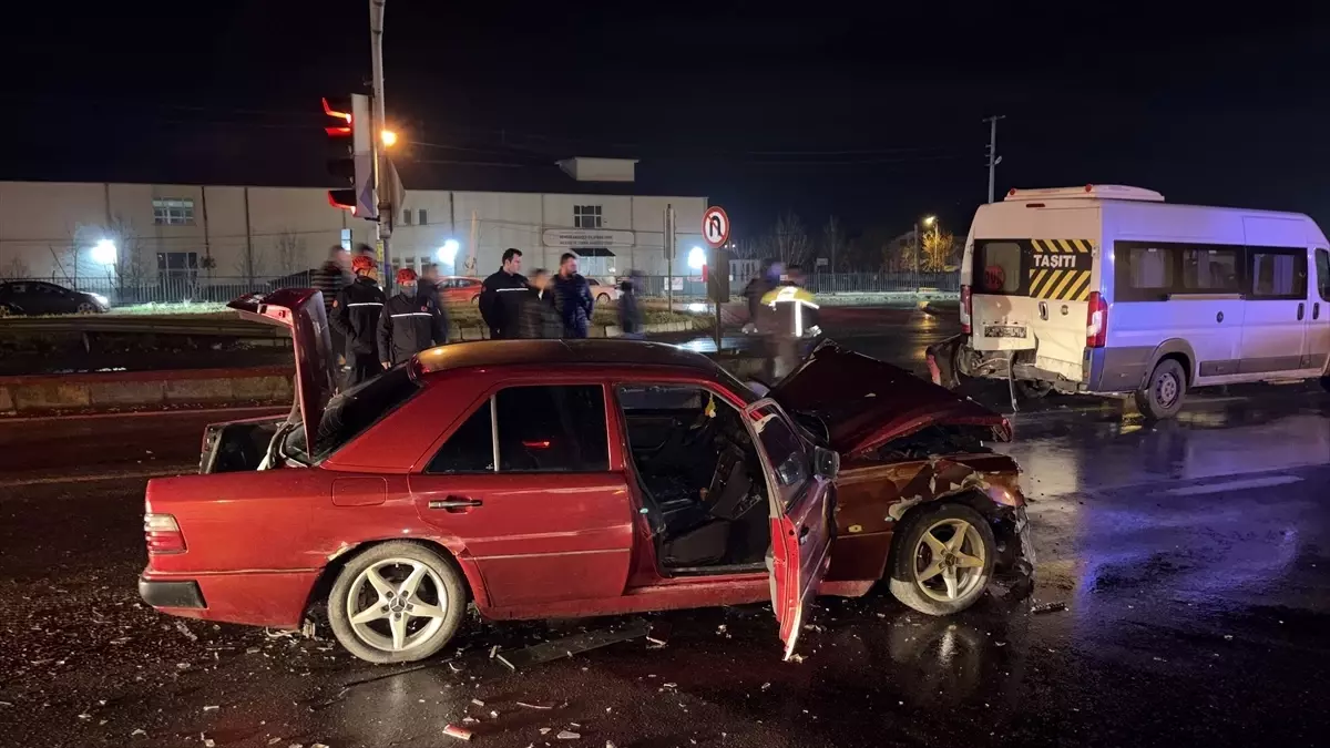 Kaza nedeniyle Hendek'te 2 kişi yaralandı.