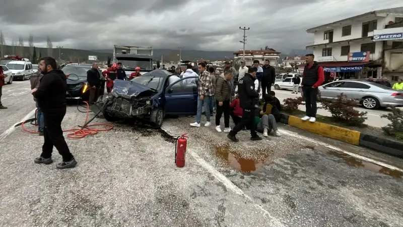 Muğla'da ardışık kazada dört kişi yaralandı.