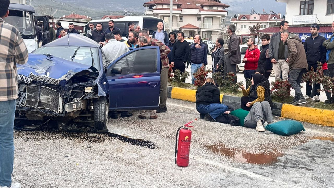 Muğla'da ardışık trafik kazası: 4 yaralı, 1 kişi gözaltında!