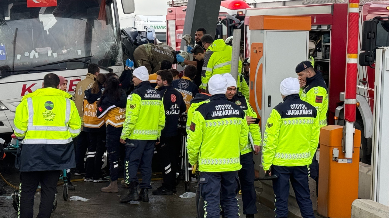 Otobüs kaza nedeniyle 2 kişi hayatını kaybetti.