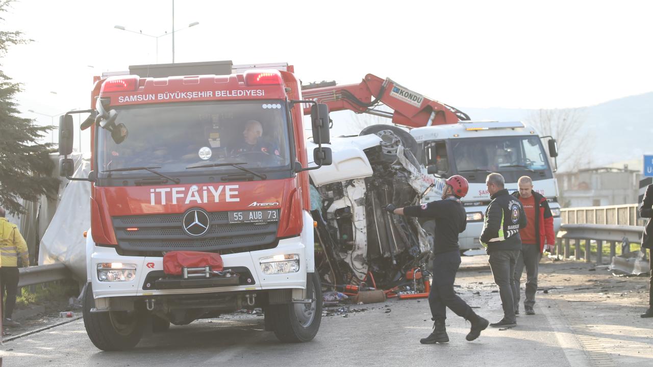 Samsun'da ardışık kazada bir kişi hayatını kaybetti, 3 kişi de yaralandı.