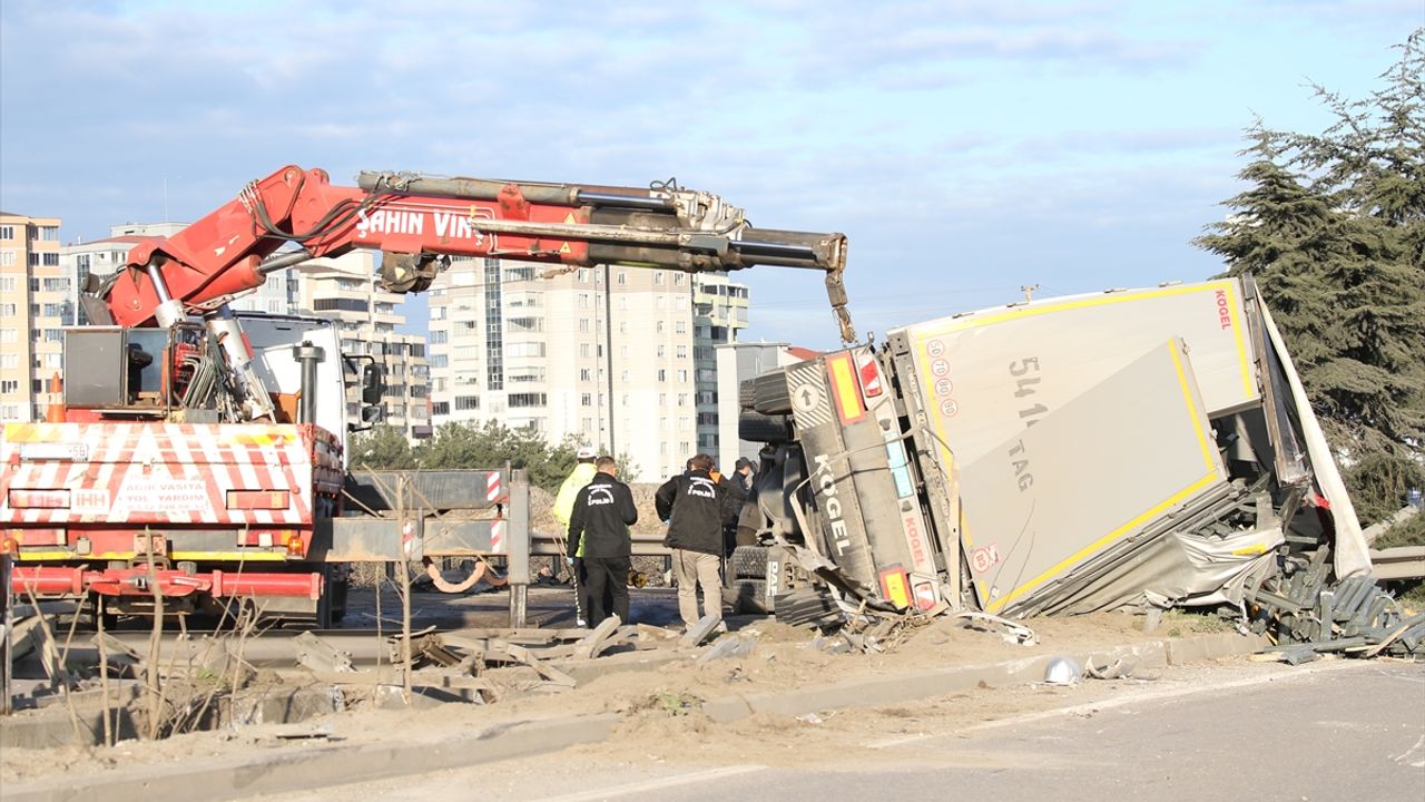 Samsun'da kamyonet ile tırın kafa kafaya çarpıştığı kazada 1 kişi hayatını kaybetti, 3 kişi yaralandı.