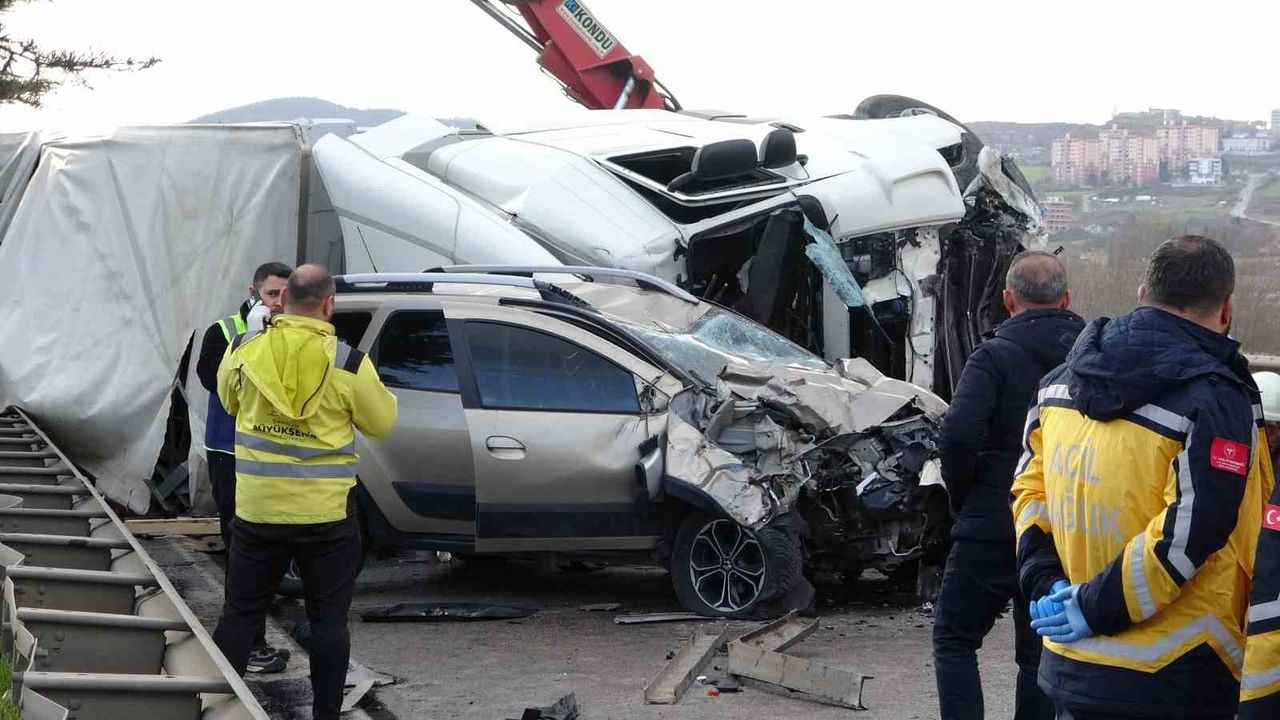 Tır, karşı şeride geçerek araçlara çarptı: 1 ölü, 3 yaralı