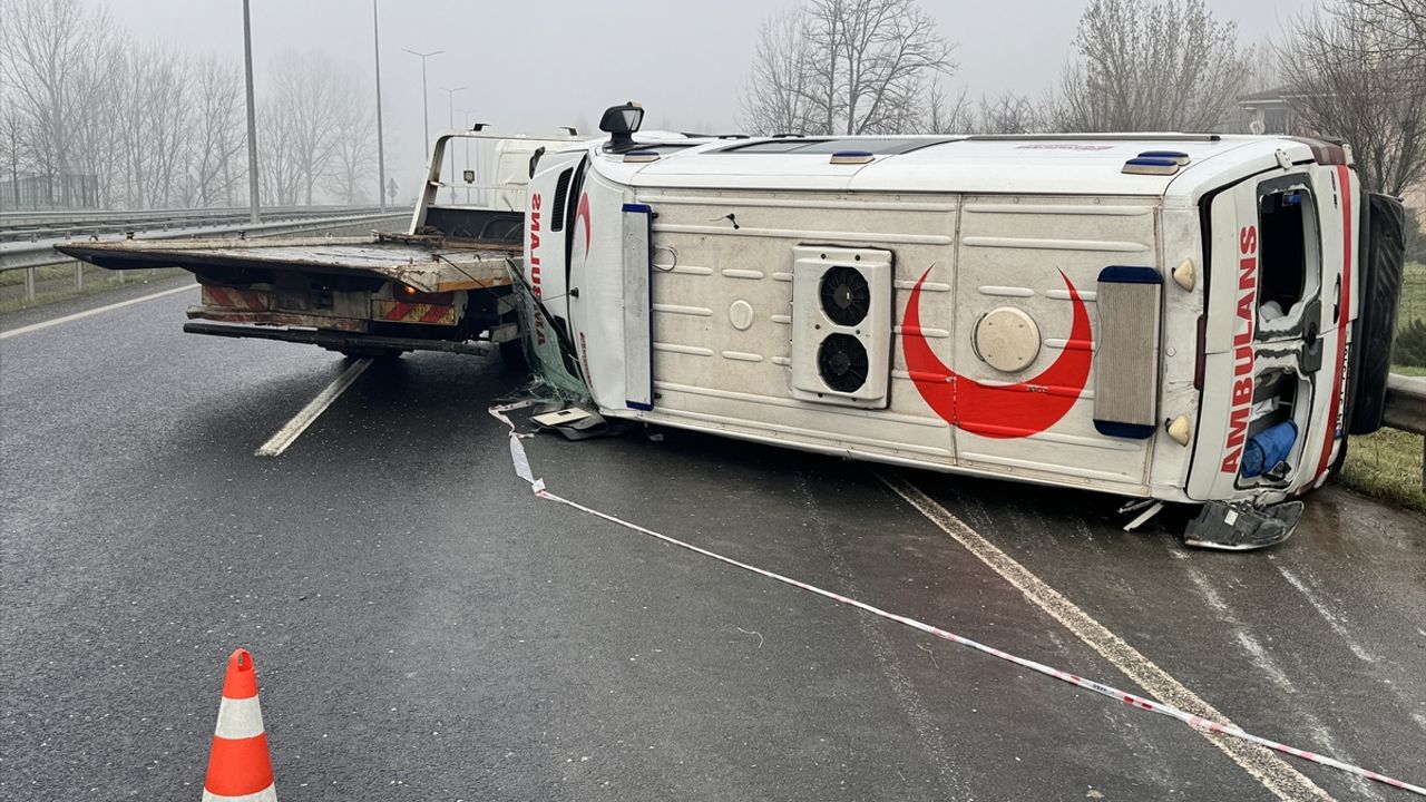 Ambulansın devrilmesi sonucu Düzce'de 2 kişi yaralı oldu.