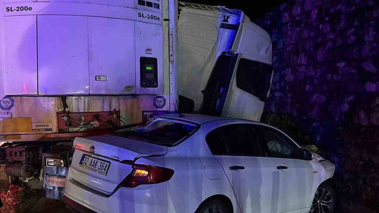 Burdur'da trafik kazası: 1 kişi öldü, 7 kişi yaralandı.