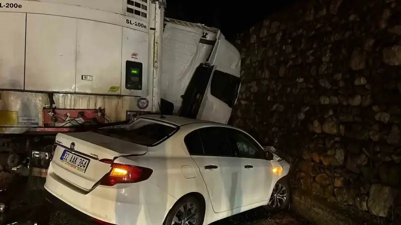 Burdur'da trajik kazada 1 kişi hayatını kaybetti, 7 kişi yaralandı.
