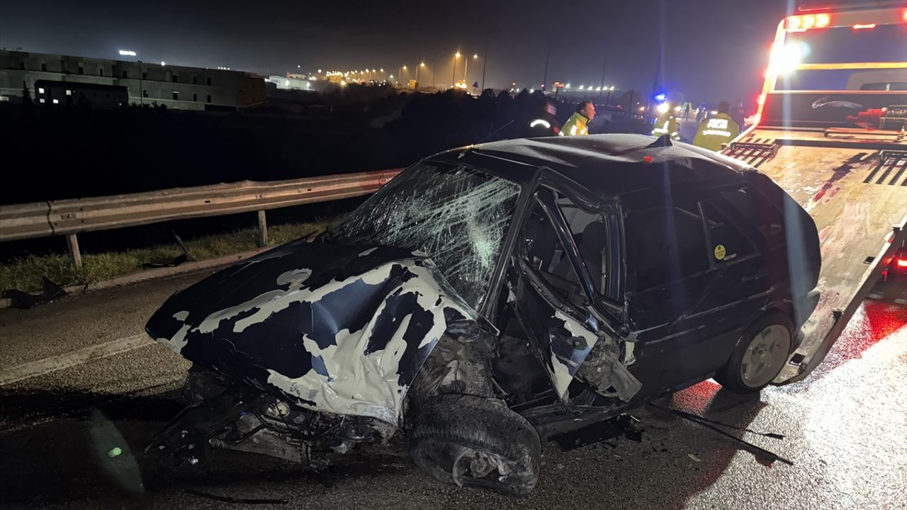 Bursa'da kaza: Çevre yolunda bariyerlere çarpan araçta 2 kişi yaralandı.