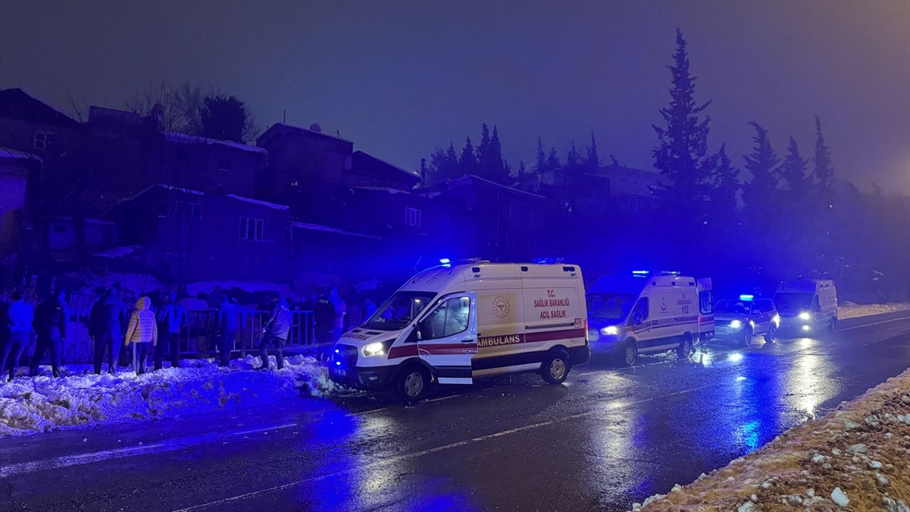 Kahramanmaraş'ta köprüden düşen araçta 1'i ağır olmak üzere 5 yaralı var.