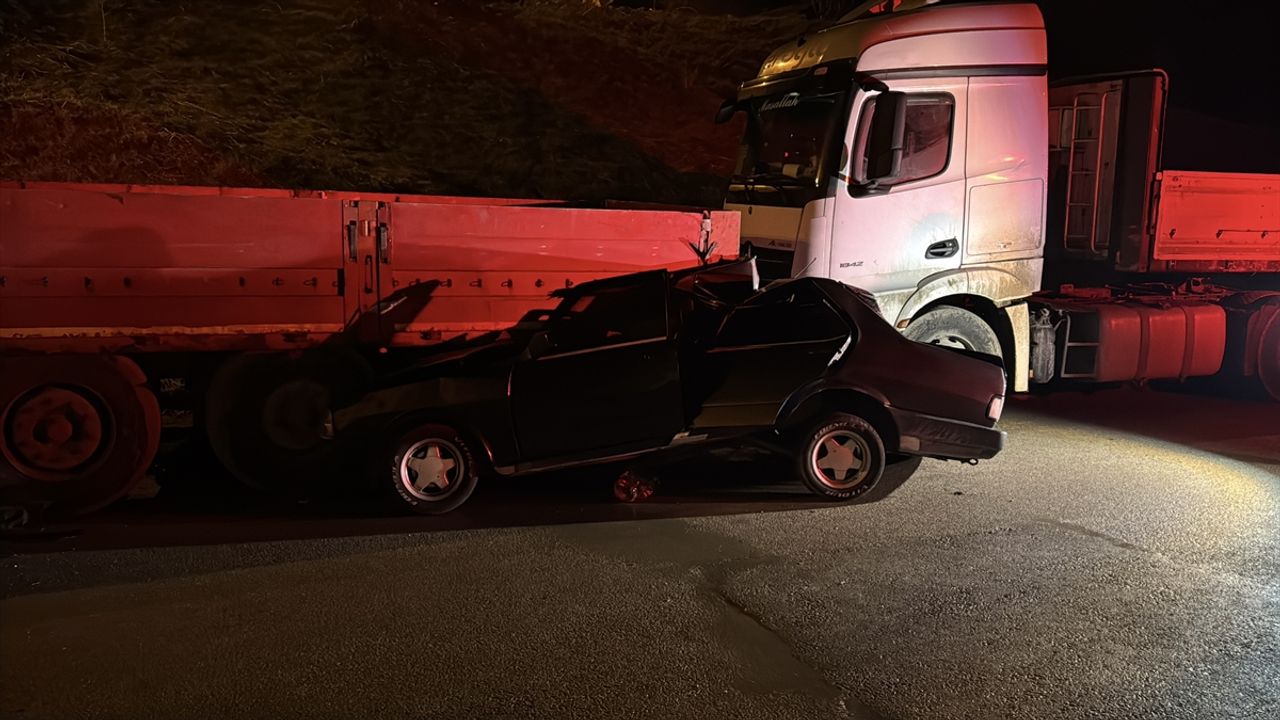 Karabük'te araç, duran tıra çarptı: 1'i ağır 2 yaralı.