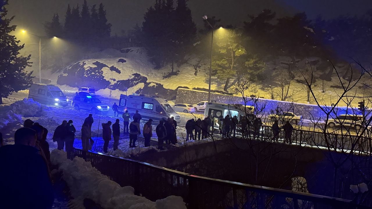Köprüdeki kaza: Otomobil uçtu, 1 ölü 4 yaralı