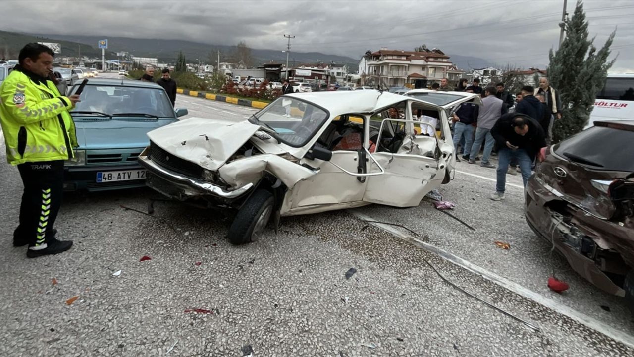 Muğla'da kırmızı ışıkta duran araçlara çarpan kamyon nedeniyle 4 kişi yaralandı.