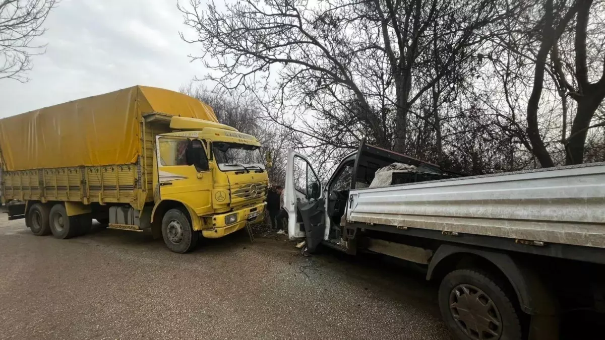 4 kişi yaralandı, Bilecik'te ıslak zeminde kaza oldu.