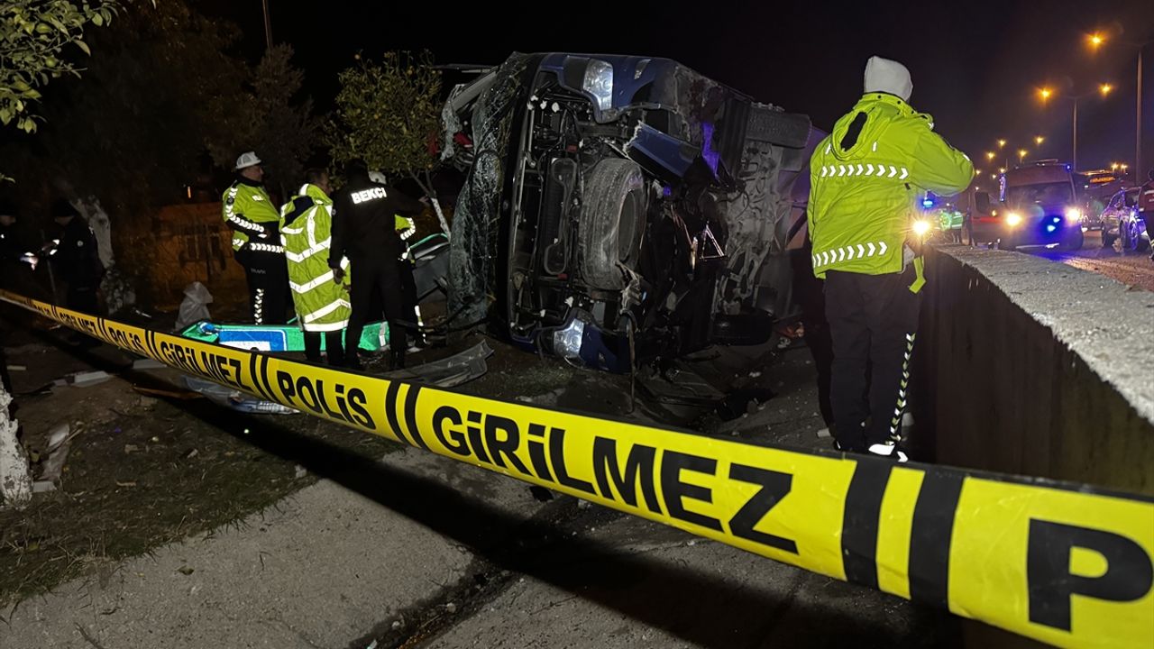 Adana'da kaza sonucu otobüs devrildi, 8 kişi yaralandı.