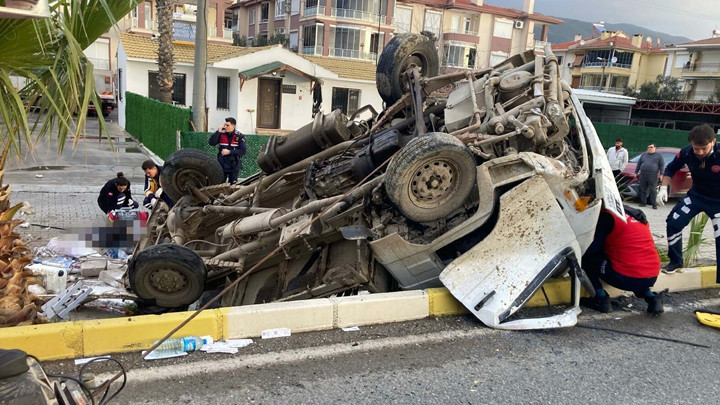 Balıkesir'de trajik kaza! İnşaat işçilerini taşıyan kamyonet devrildi: 2 ölü, 1 ağır yaralı.