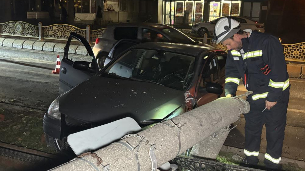 Edirne'de heyecan dolu kaza: Araç direğe çarptı ve durabildi!