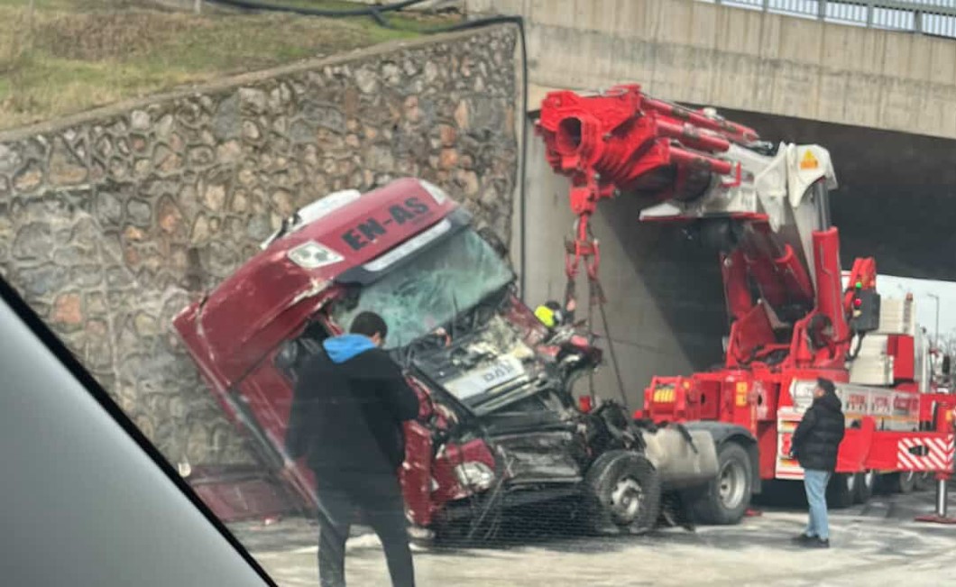 Gebze'de TIR Kaza Geçirdi: 1 Kişi Ciddi Şekilde Yaralandı!